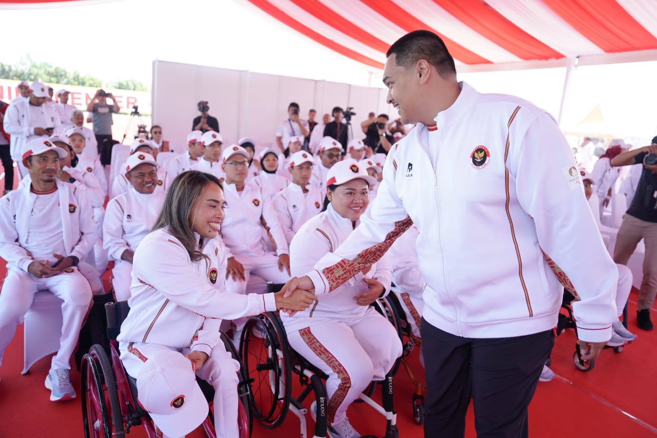 Menteri Pemuda dan Olahraga Republik Indonesia (Menpora RI) Dito Ariotedjo, secara resmi mengukuhkan dan melepas Kontingen Indonesia ke Paralimpiade 2024, Kamis, 15 Agustus 2024 (foto: Kemenpora.go.id)