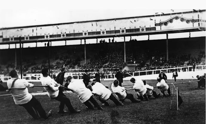 Permainan tarik tambang yang dipertandingkan di Olimpiade London 1908 (Photo by Topical Press Agency/Getty Image)s