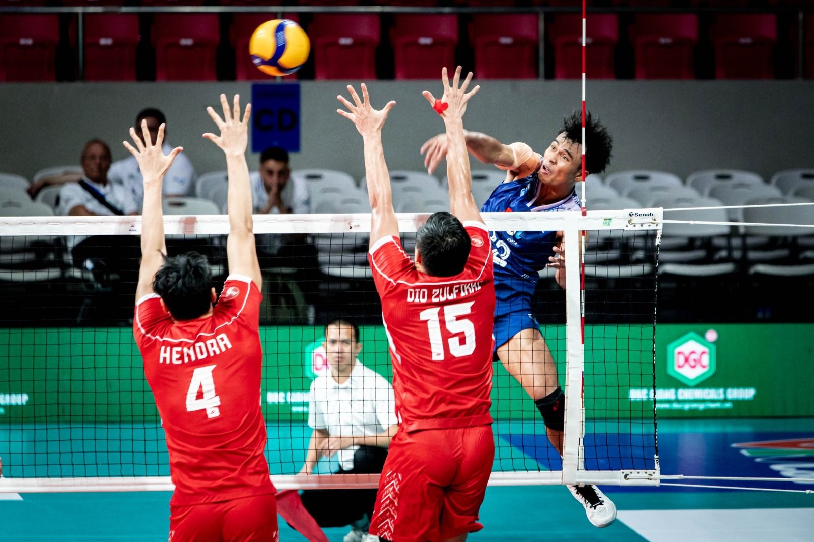 Anurak Phanram melepaskan spike yang coba dihadang Hendra Kurniawan dan Dio Zulkifli dalam pertandingan perdana SEA V League 2024 sektor putra, 16 Agustus (Volleyball Philippines)