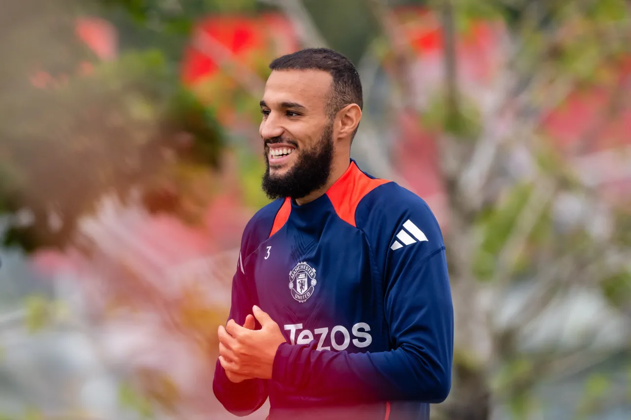 Bantu Mazraoui Adaptasi, Man United Sampai Cari Masjid di Manchester