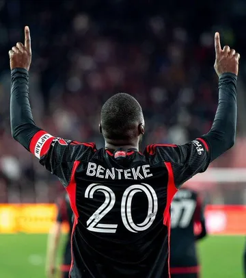 Maarten Paes Dibobol Christian Benteke saat DC United vs FC Dallas