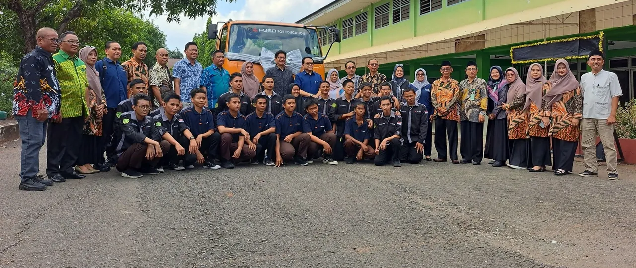 KTB Donasikan Fuso Fighter X ke SMK Darussalam Makassar