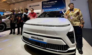 Mobil EV Hyundai Curi Perhatian Pejabat Negara di GIIAS Surabaya 2024