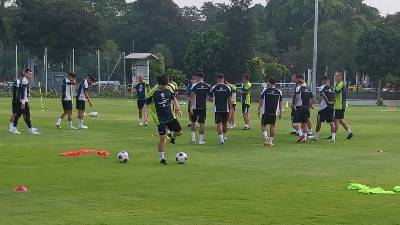 Timnas Indonesia latihan di Lapangan A, Sabtu (31/8/2024)/Muhammad Nurhendra Saputra