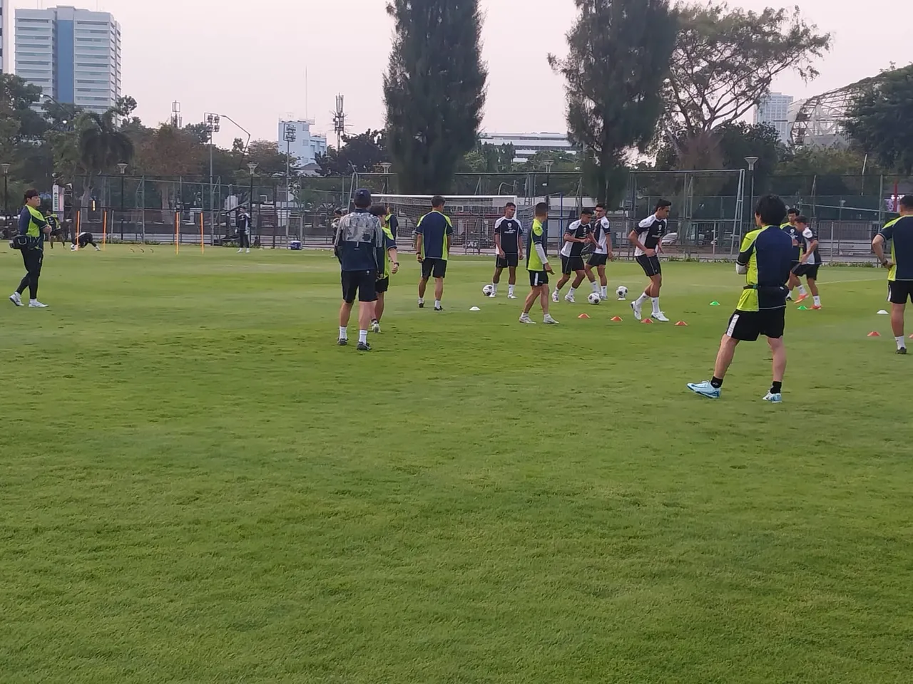 Hari Kedua Latihan Timnas Indonesia, Kiper Adi Satryo Absen