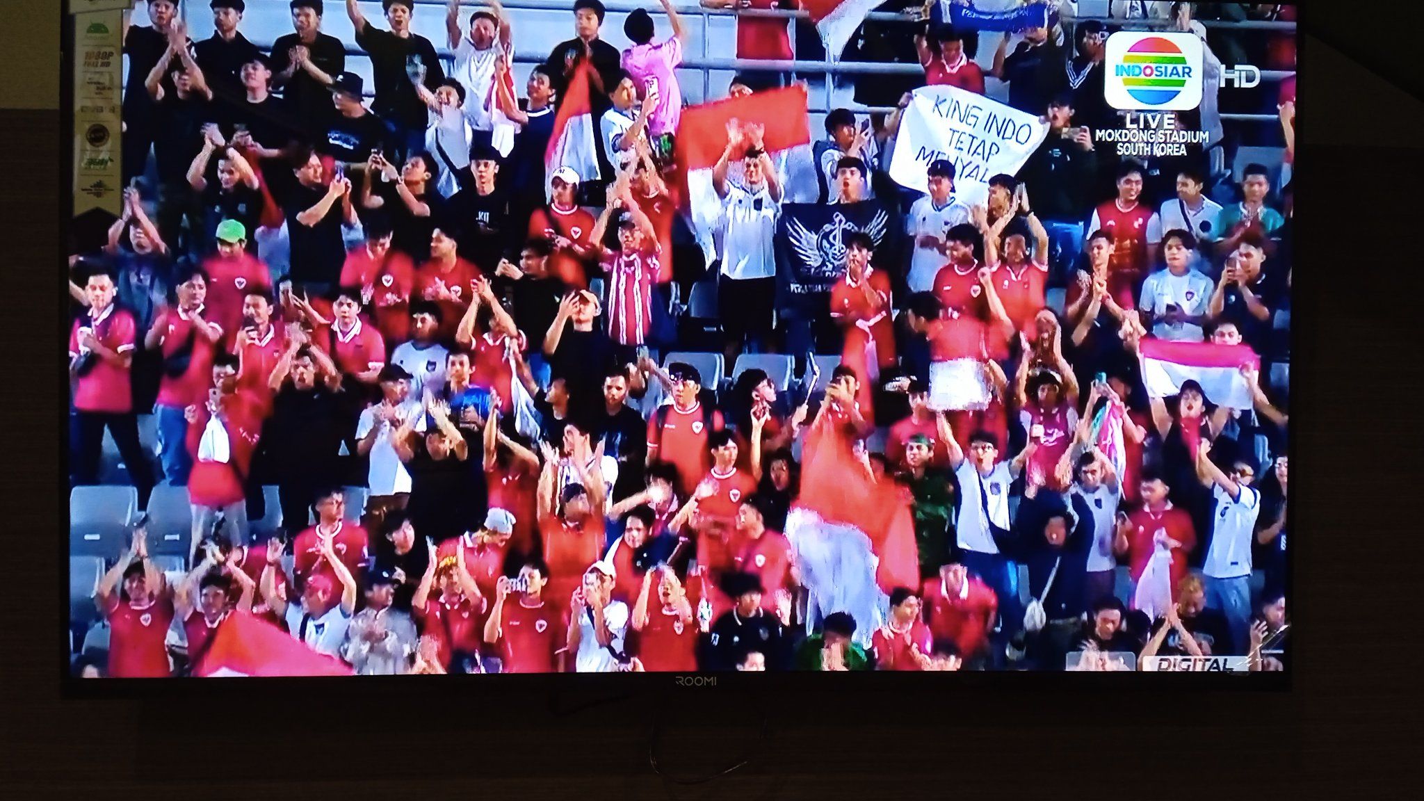 Suporter Garuda yang menyaksikan laga timnas U-19 Indonesia vs Korea Selatan di Stadion Mokdong, Seoul, 1 September 2024 (Screenshot Indosiar)