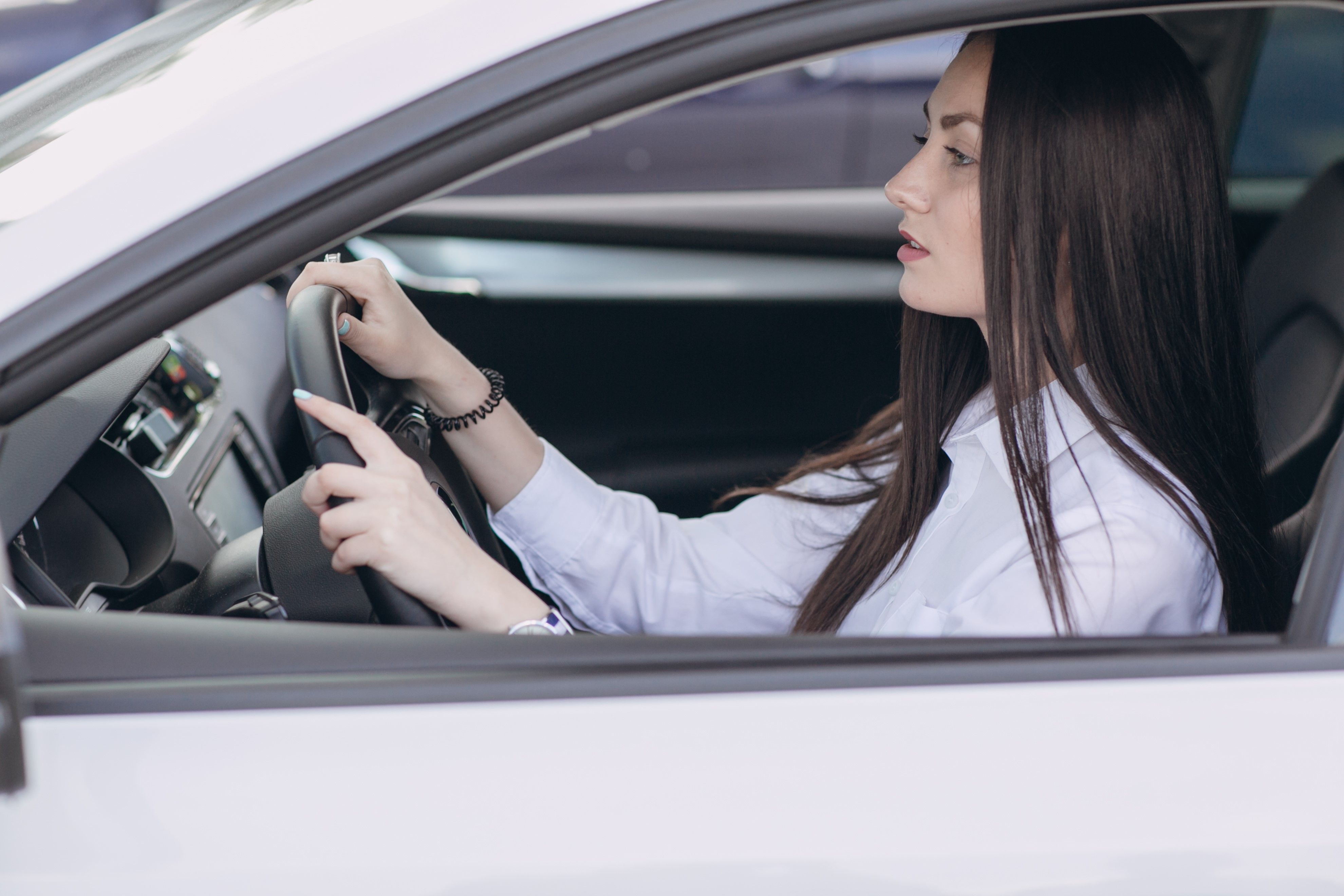 woman-driving-car - FREEPIK