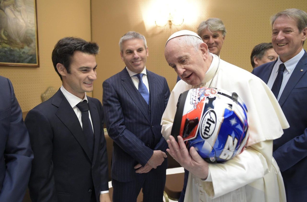 Paus Fransiskus koleksi helm pembalap MotoGP dan Formula 1/foto: Vaticannews.