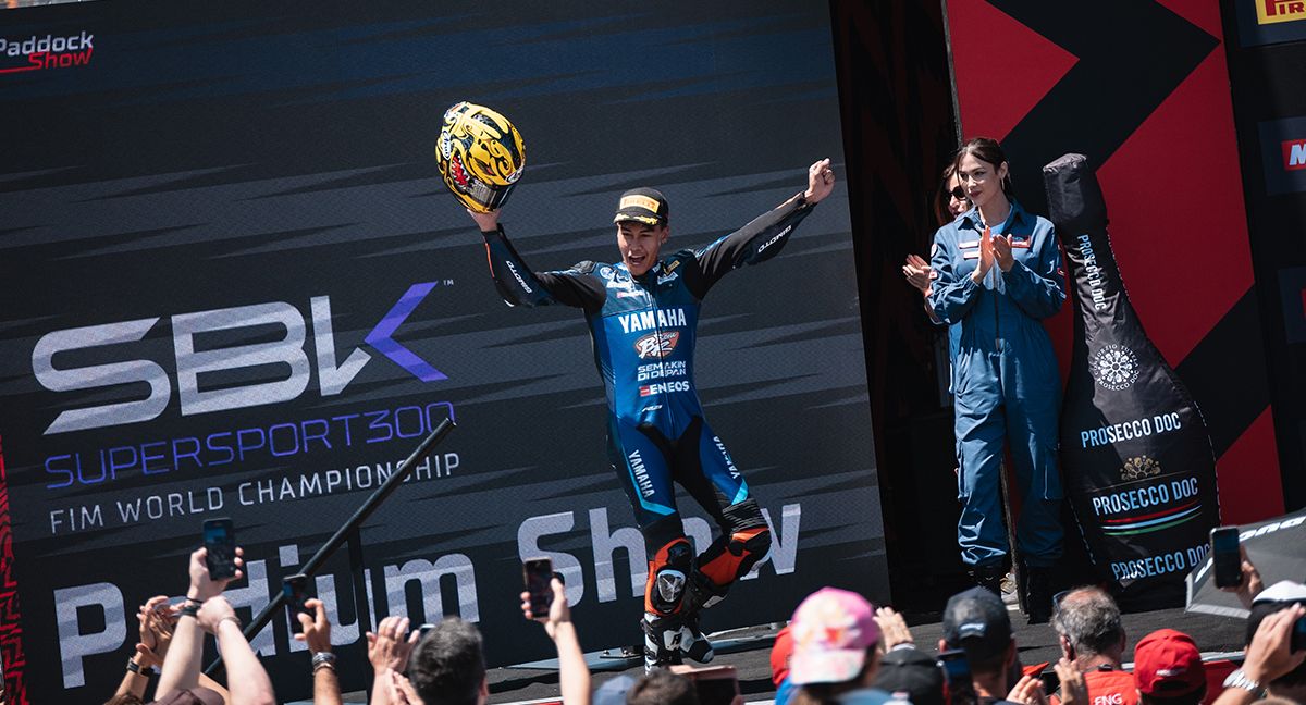 Aldi Satya Mahendra merayakan podium pada salah satu balapan WorldSSP300 2024 (Yamaha Racing Indonesia).