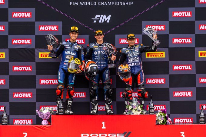 Dua pembalap Indonesia yang kebetulan kakak adik, Aldi Satya Mahendra dan Galang Hendra Pratama di race 1 WorldSPP300 di Sirkuit Magny Cours, Prancis di belakang pembalap Turki, Unai Catalayud (WorldSBK)