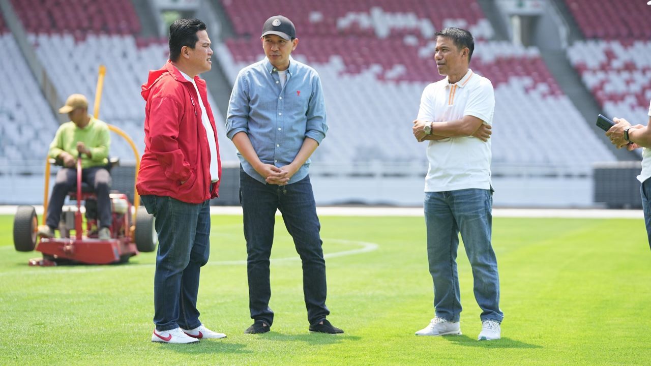 Ketua Umum PSSI, Erick Thohir meninjau rumput SUGBK/PSSI