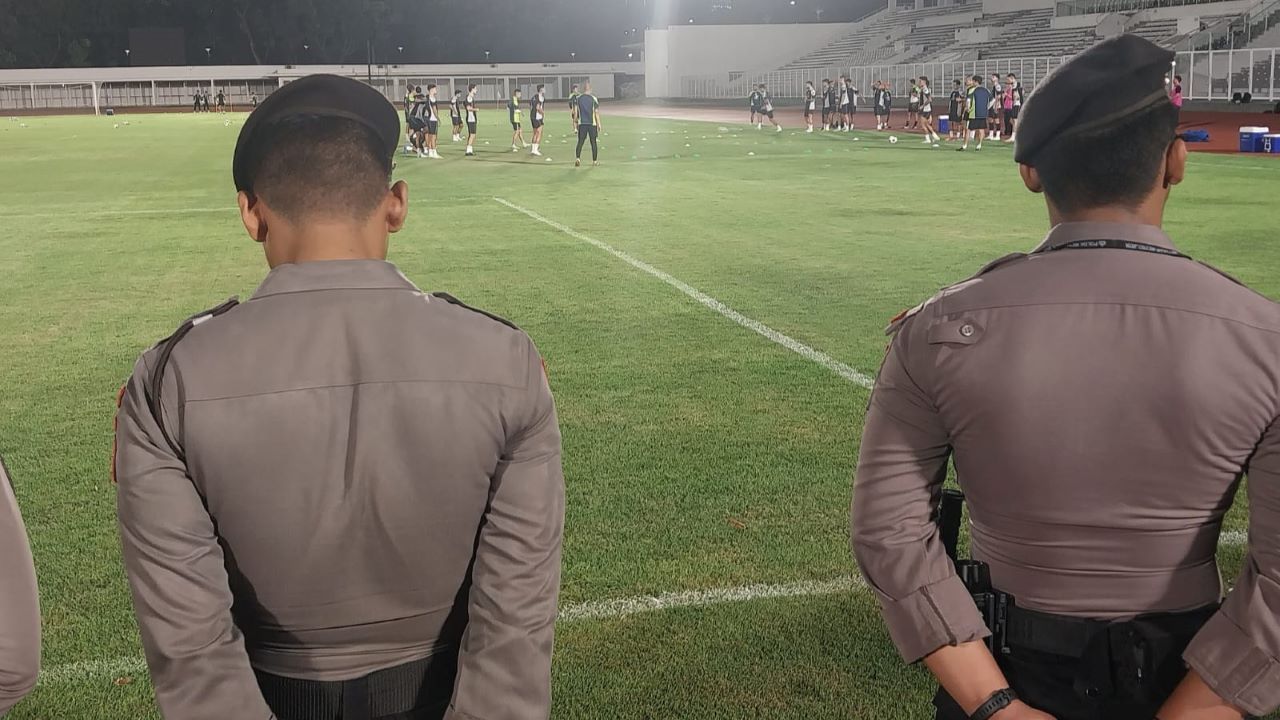 Latihan Timnas dijaga Polisi/ SportCorner, Muhammad Nurhendra Saputra