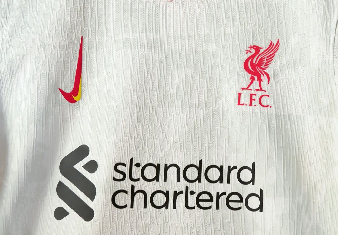 Logo Nike vertikal di jersey ketiga Liverpool