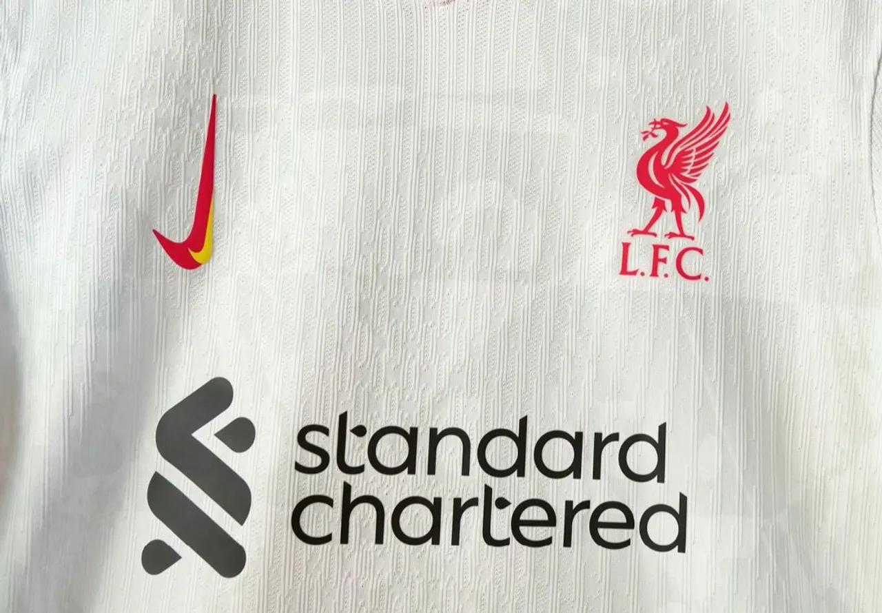 Arti Logo Nike Vertikal di Jersey Ketiga Liverpool