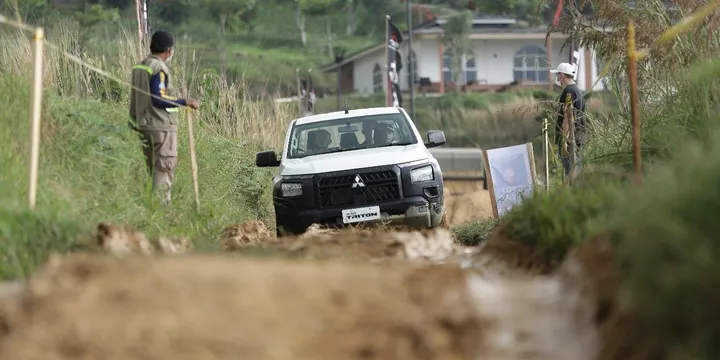 Mitsubishi Ajak Jurnalis Bermain Off Road bersama All New Triton