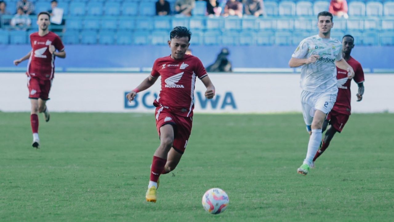 PSM Makassar vs Persib Bandung di Liga 1 2024/2025/ X PSM