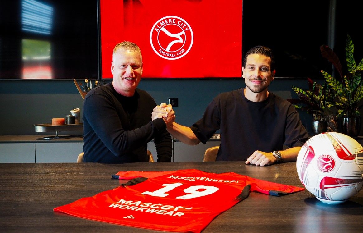 Thom Haye resmi bergabung ke Almere City FC/foto: Almere City FC.