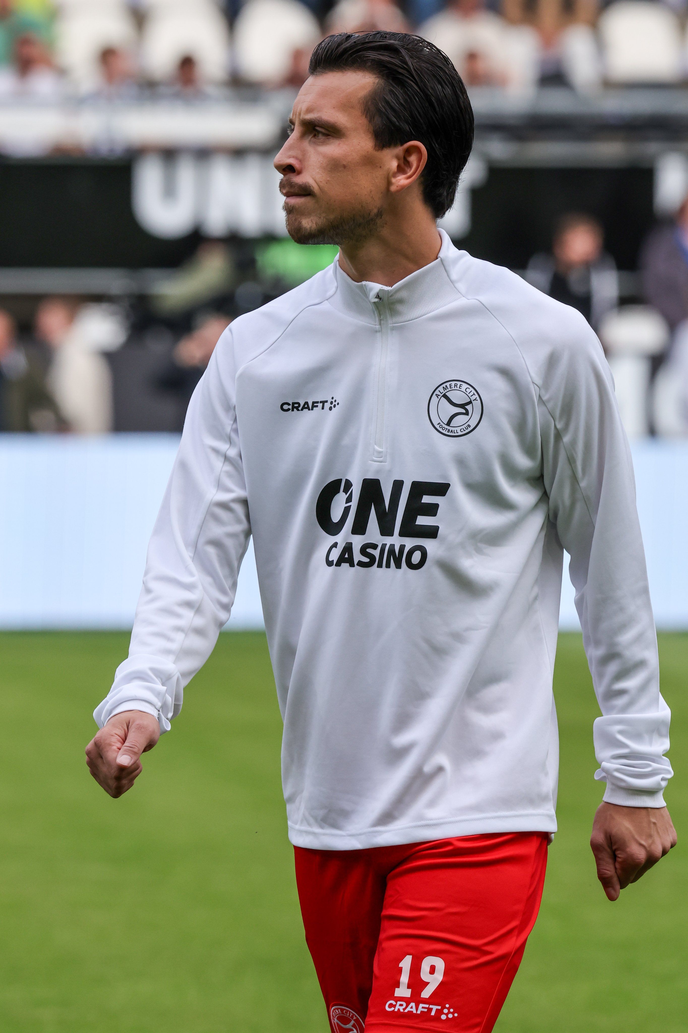 Thom Haye pemanasan di Almere City (x.com/AlmereCityFC)