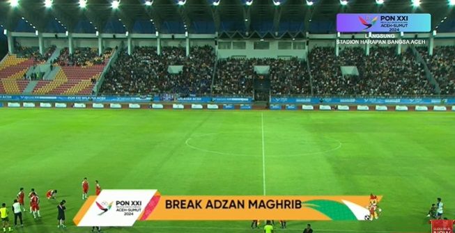 Azan maghrib waktu Banda Aceh tiba di tengah berlangsungnya laga semifinal sepakbola PON 2024 yang mempertemukan Kalsel vs Jabar, 16 September