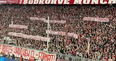 Momen Fans Protes saat Laga Bayern Muenchen vs Dinamo Zagreb