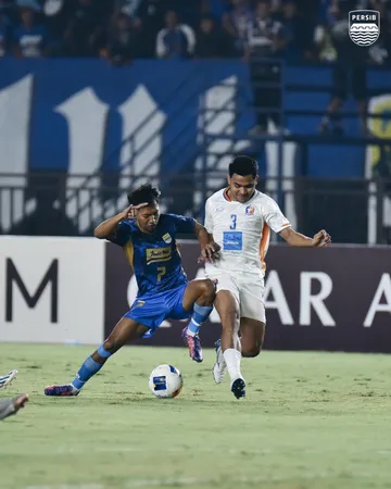 Beckham Putra dan Asnawi Mangkualam berduel di laga Persib Bandung vs Port FC (x.com/persib)