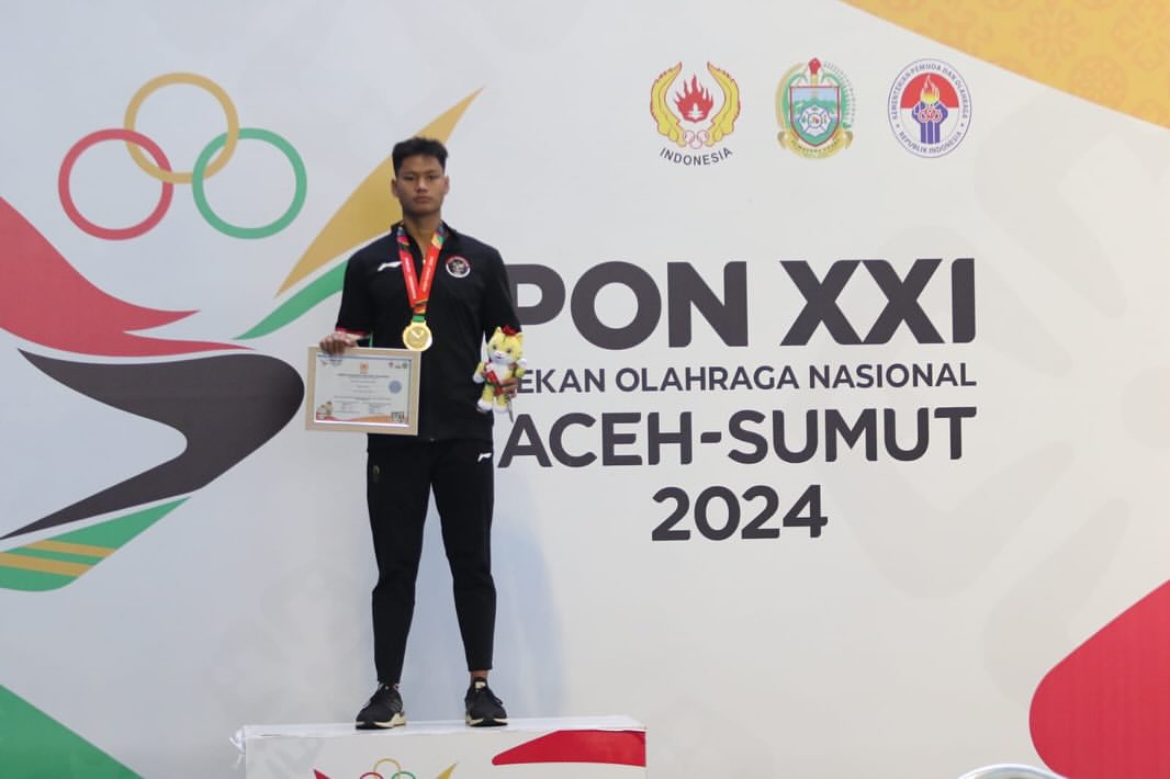 Kecewa karena tak bisa membela Sulteng, Joe Aditya melampiaskannya dengan enggan mengenakkan jaket DKI Jakarta saat penyerahan medali di podium PON 2024 (akuatikindonesia)