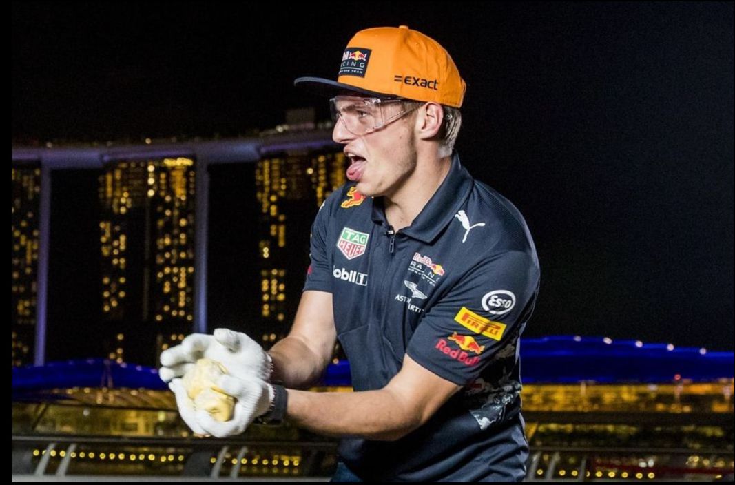 Max Verstappen saat menjajal durian di Singapura (Red Bull Racing)