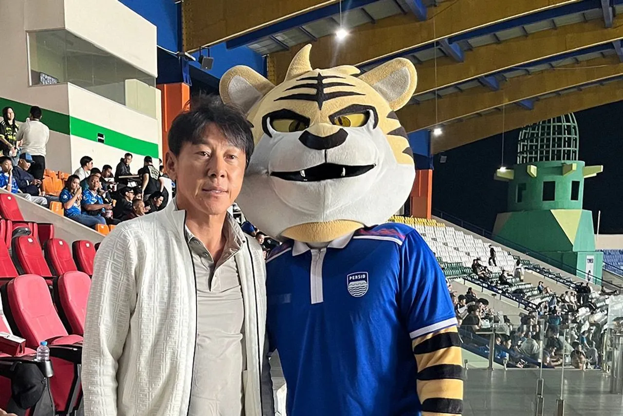 Pelatih timnas Indonesia, Shin Tae-yong turut menyaksikan laga Persib vs Port FC (persib.co.id)