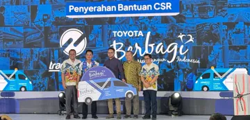 Toyota Serahkan Satu Unit HiAce Premio kepada Transjakarta