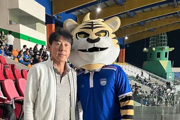 Pelatih timnas Indonesia, Shin Tae-yong turut menyaksikan laga Persib vs Port FC (persib.co.id)