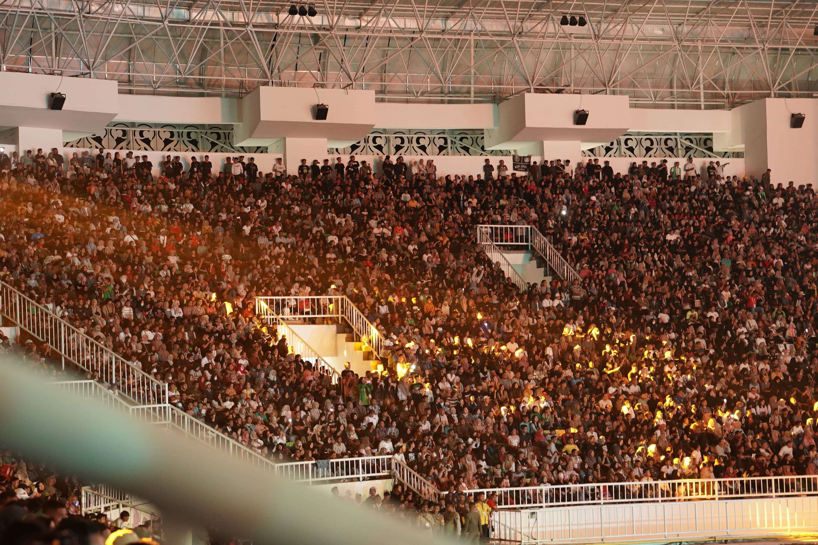 Penonton yang memadati tribun Stadion Utama Sumatera Utara saat upacara penutupan PON 2024 (Kementerian PUPR)