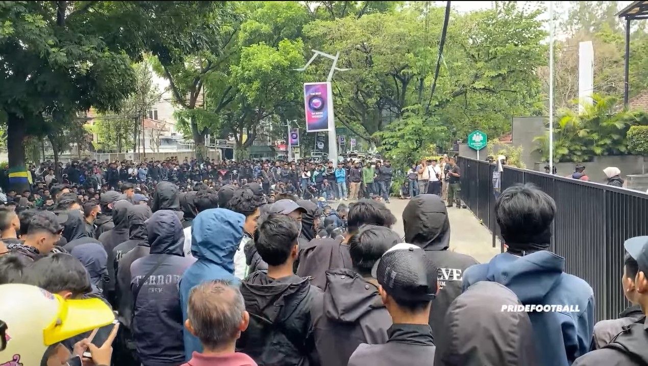 Ribuan Bobotoh melakukan aksi di Graha Persib buntut dari insiden intimidasi oleh staf dan pemain/foto: Youtube Pridefootball.