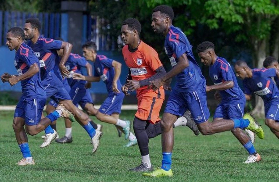 Para pemain Persipura Jayapura sedang berlatih jelang lawan Persibo Bojonegoro di Liga 2 2024/2025/foto: IG Persipura.