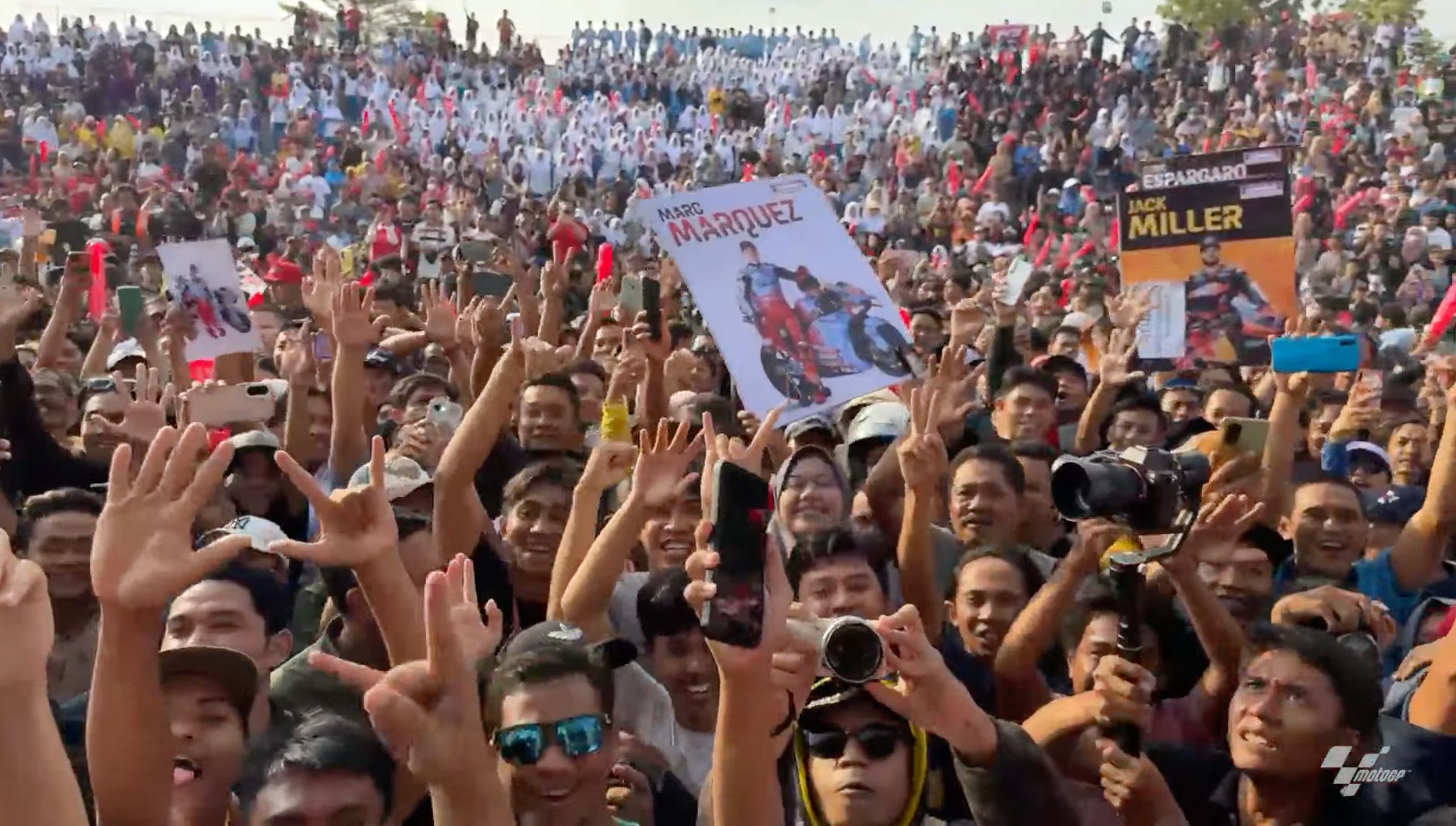 Massa yang memeriahkan berlangsungnya rider parade MotoGP Mandalika, di Mataram. 25 September 2024