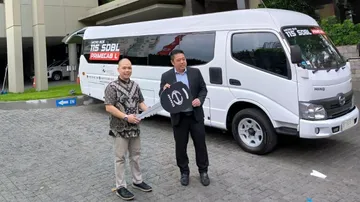 Hino Bus 115 SDBL PrimeCab L Jadi Transportasi Tamu di i Hotel Batam