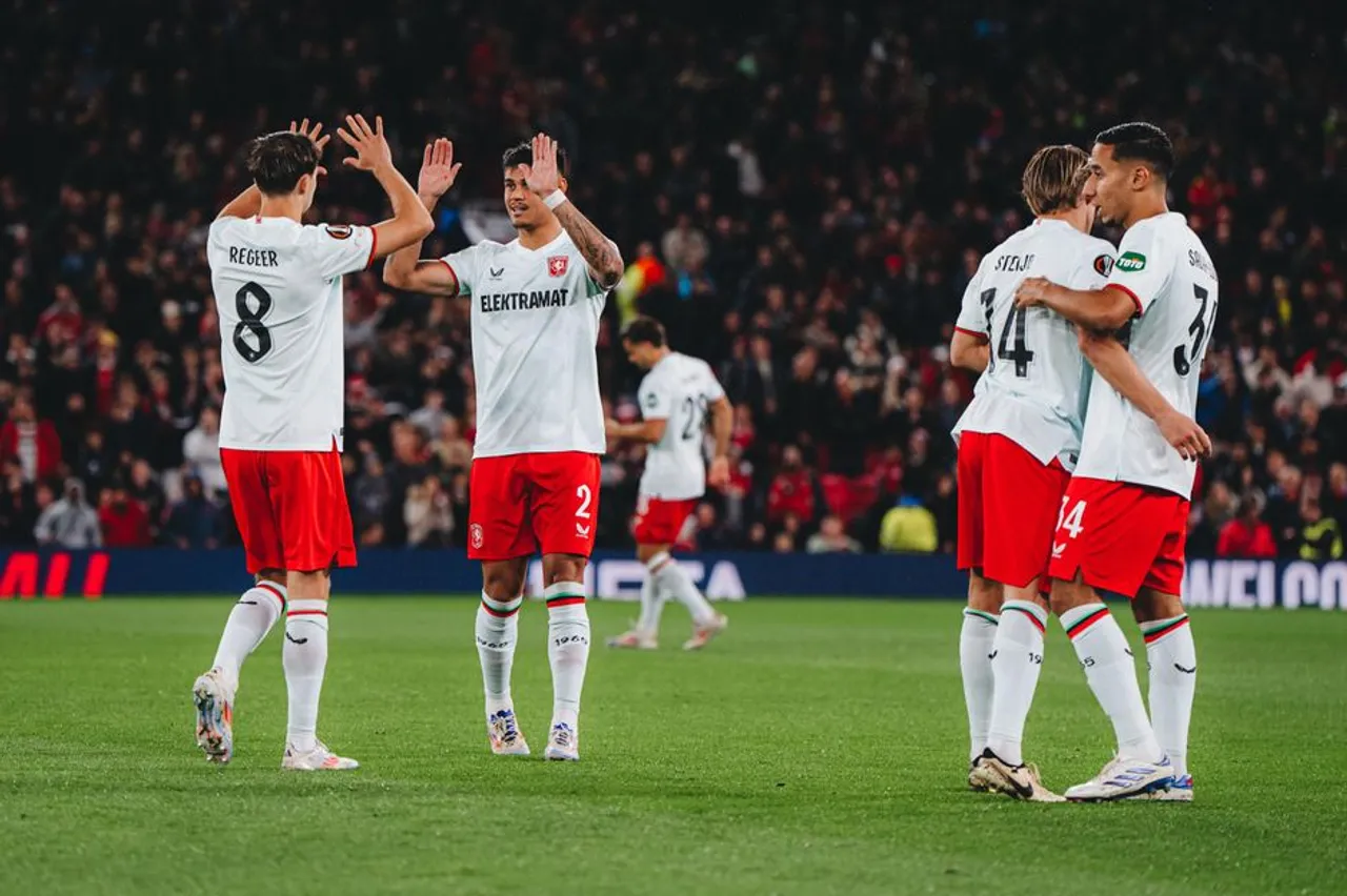 Kata Mees Hilgers Usai Hampir Buat Gol Bunuh Diri di Laga MU vs Twente