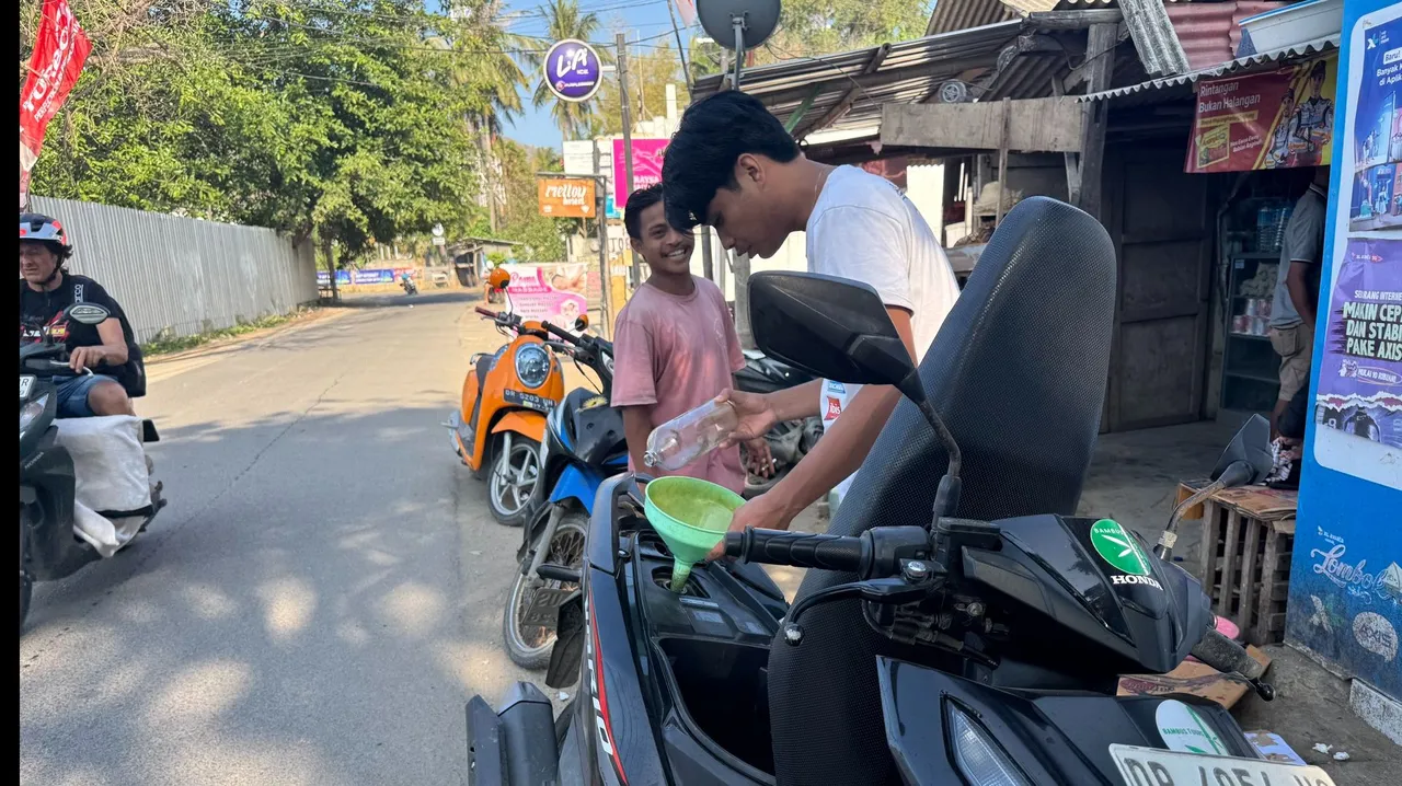 Aktivitas mengisi bensin eceran di Lombok (X Simon Patterson)