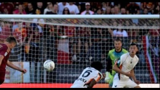 Jay Idzes pada laga Roma vs Venezia di pekan keenam Serie A Liga Italia di Stadion Olimpico, 29 September (AFP)