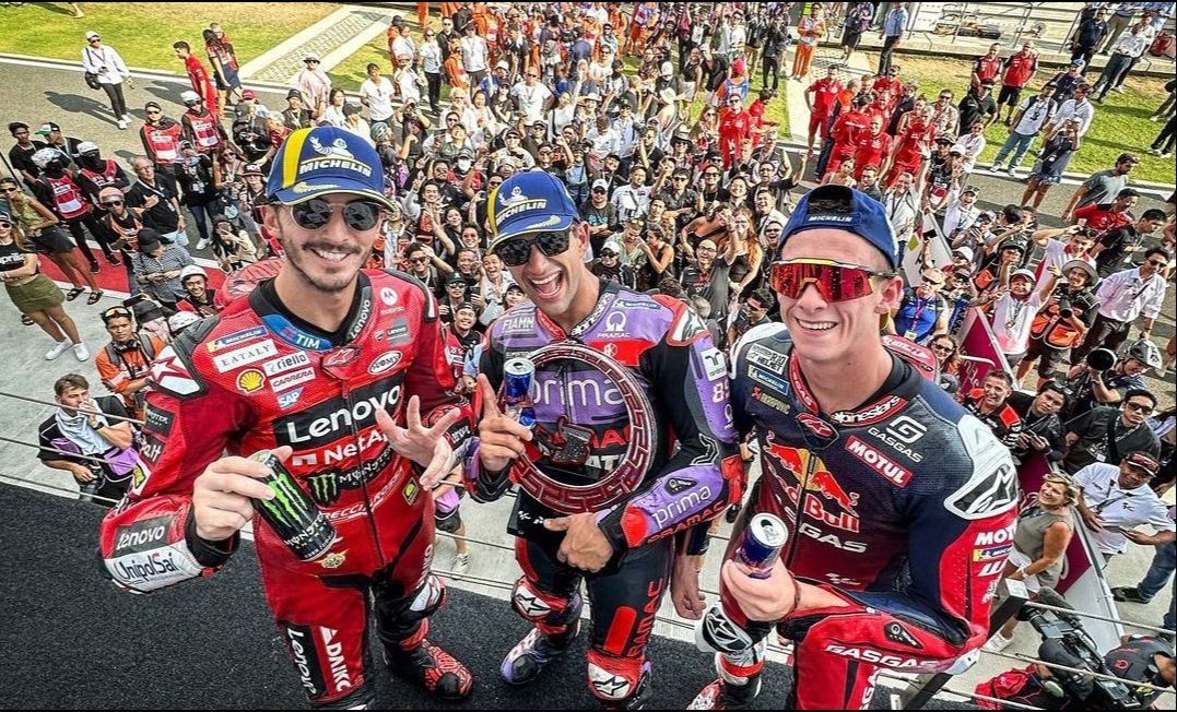 Tiga pembalap penghuni podium MotoGP Mandalika, yakni Jorge Martin (tengah), Pecco Bagnaia (kiri) dan Pedro Acosta (kanan). Foto: MotoGP