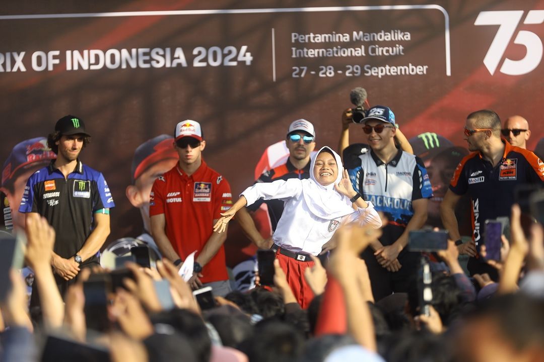 Azizah Jadi Pengibar Bendera Chequered Flag di MotoGP Mandalika