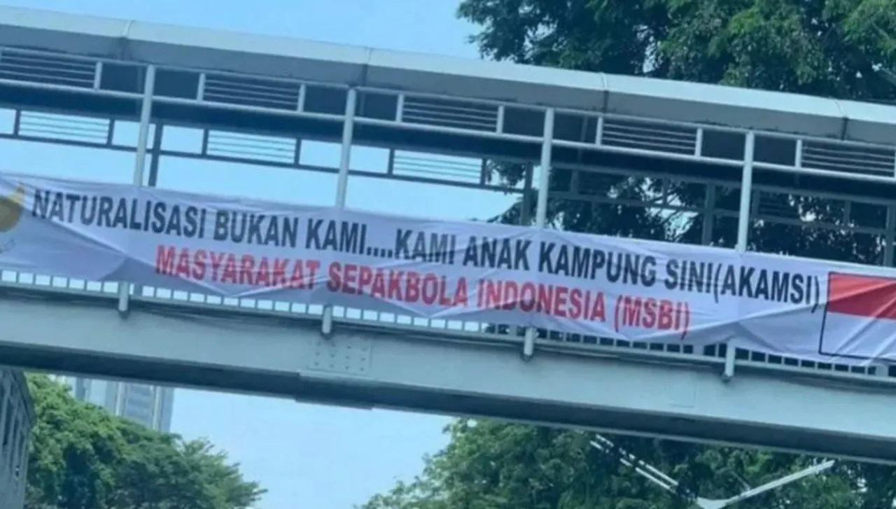 Banner Penolakan Naturalisasi Timnas Indonesia / Instagram Garuda Feast
