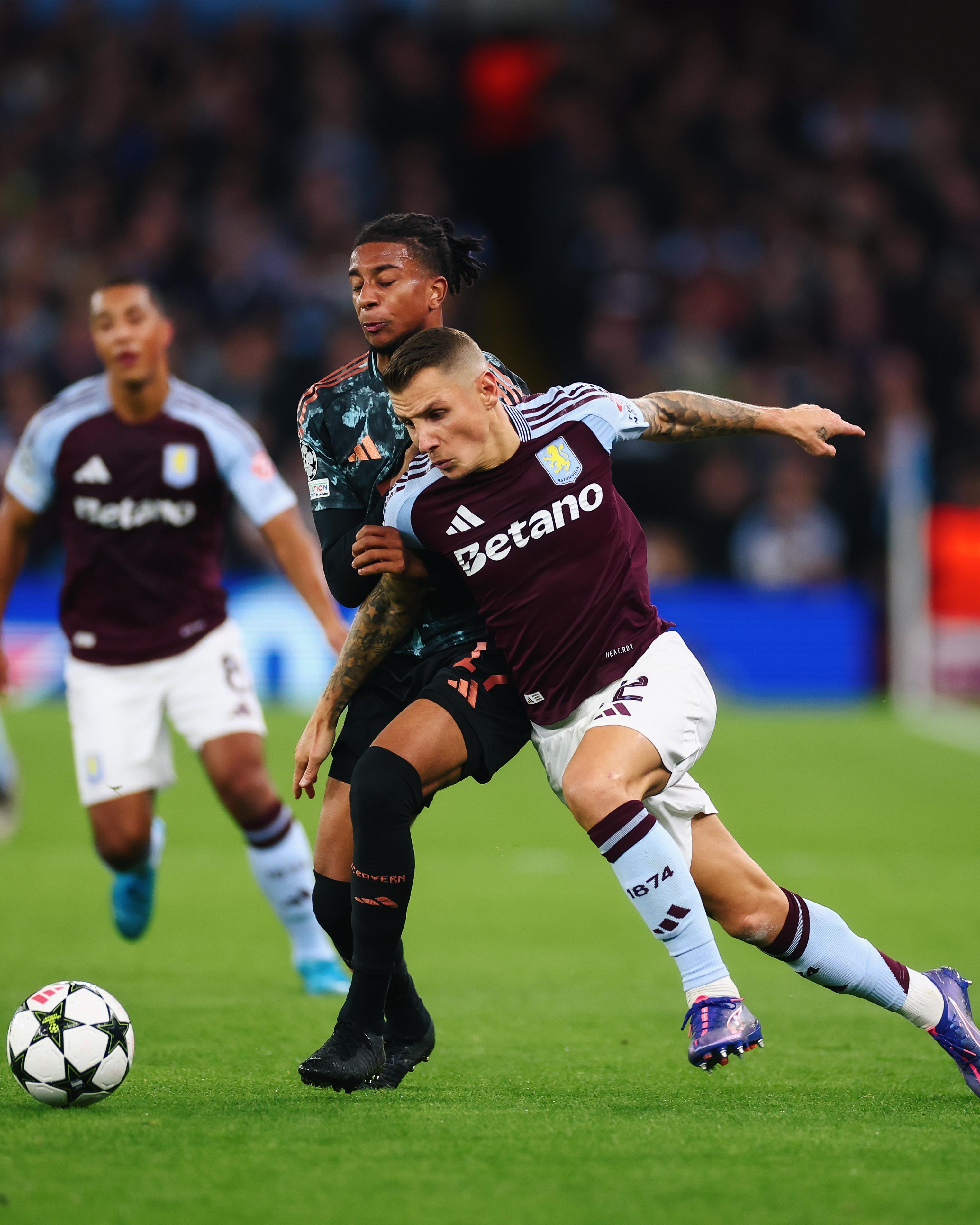 Michael Olise dan Lucas Digne berduel di laga Aston Villa vs Bayern Munchen (x.com/AVFCOfficial)