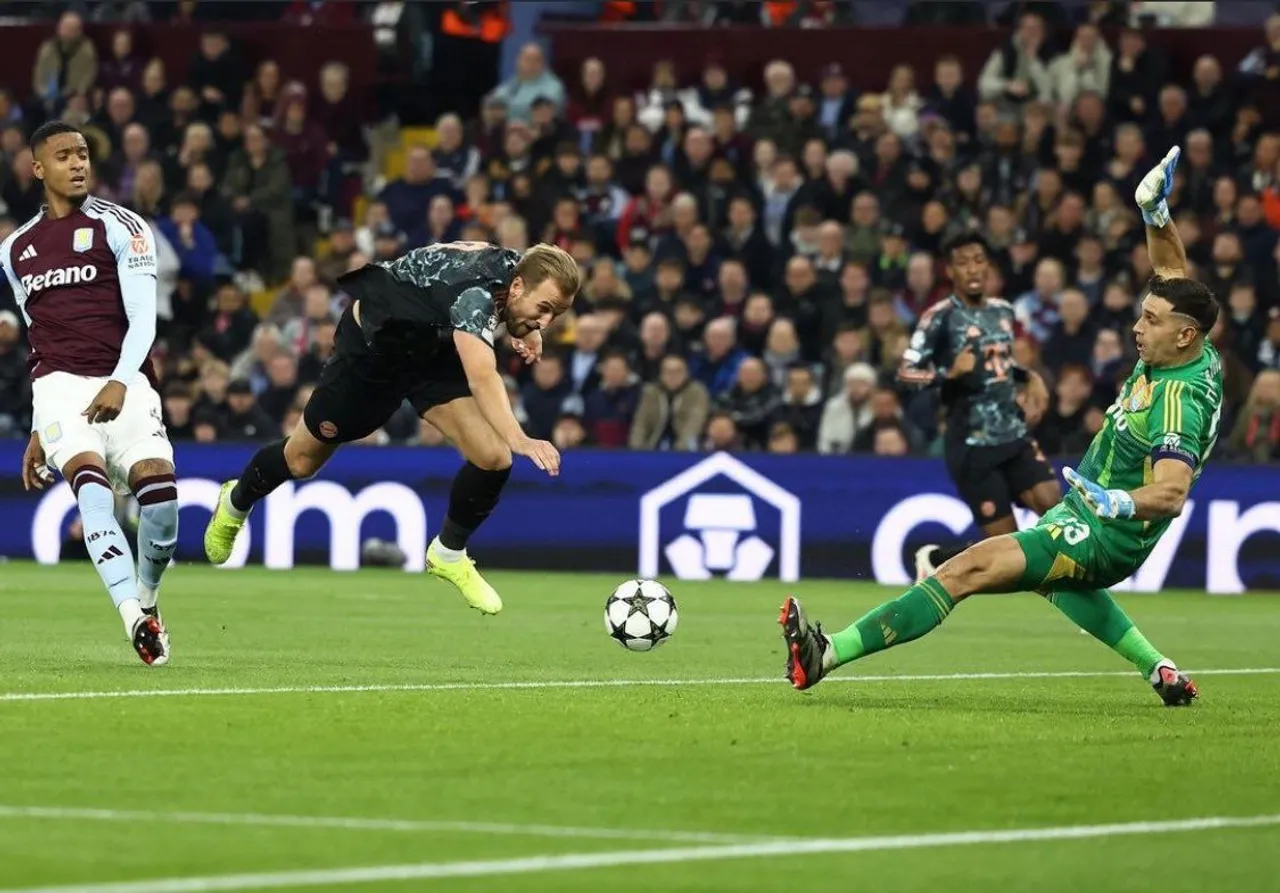 Emiliano Martinez mematahkan peluang Harry Kane pada laga Aston Villa vs Bayern Munchen, 2 Oktober 2024 (UEFA).