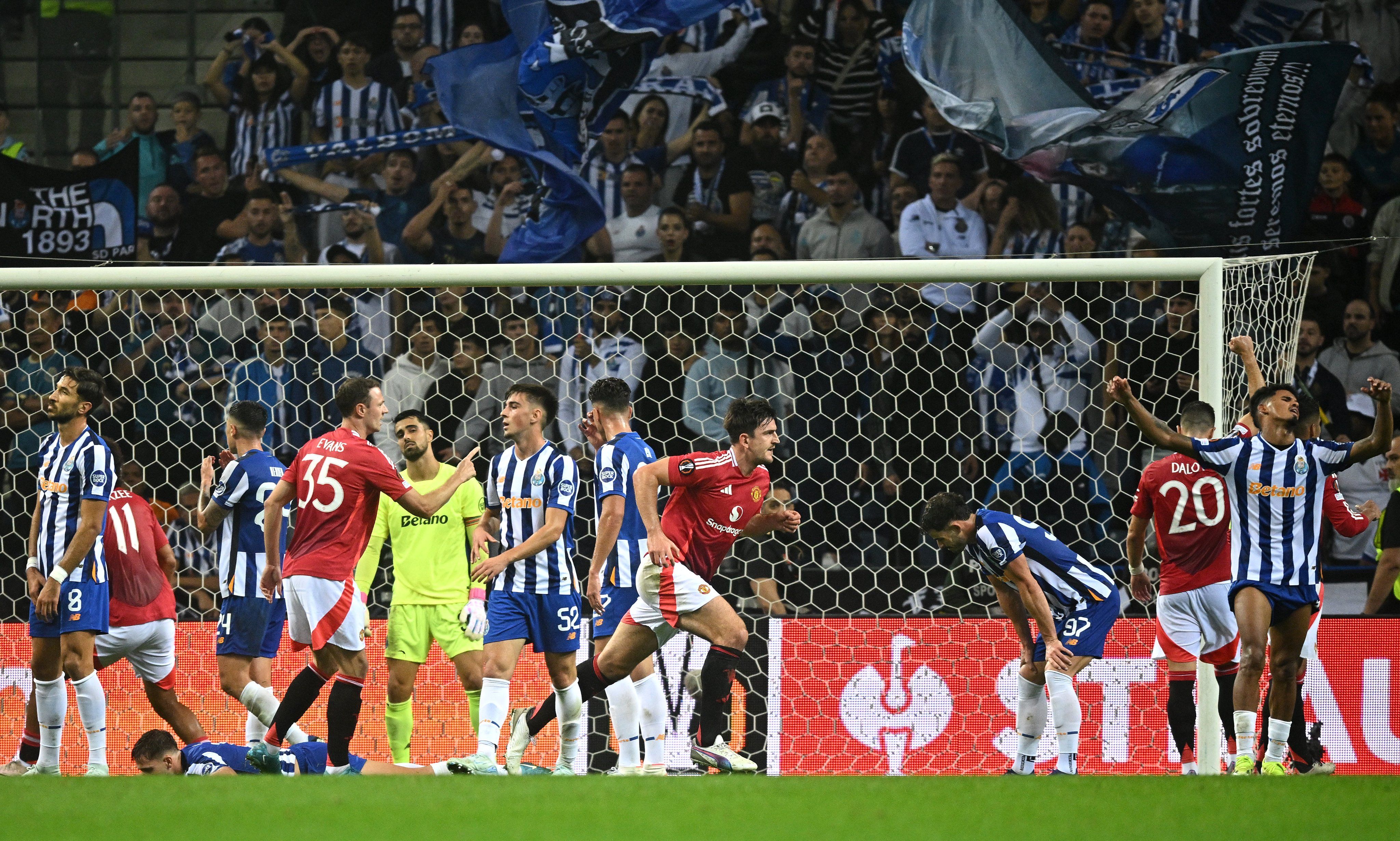 Selebrasi Harry Maguire di laga FC Porto vs Man United (x.com/ManUtd)