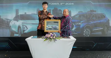 General Manager of Dealer Network Development PT Chery Sales Indonesia Liu Zhi Yao dan Direktur PT Samudra Inti Jaya Perkasa Umar Dani - CSI.