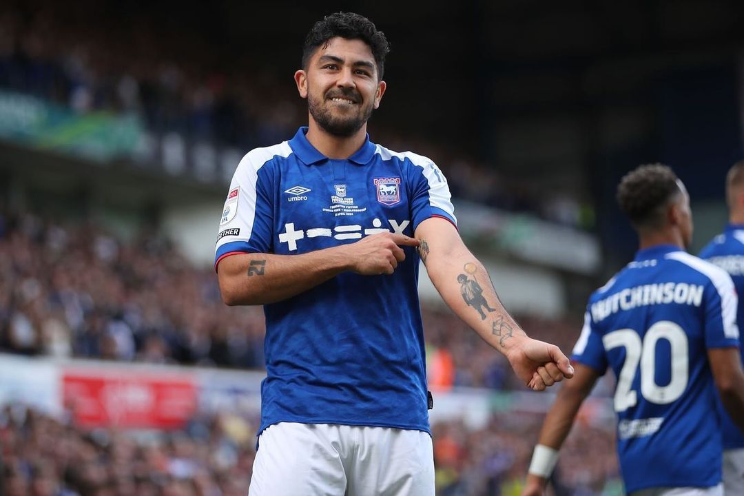 Pemain keturunan Indonesia, Massimo Luongo. ( massluongo)