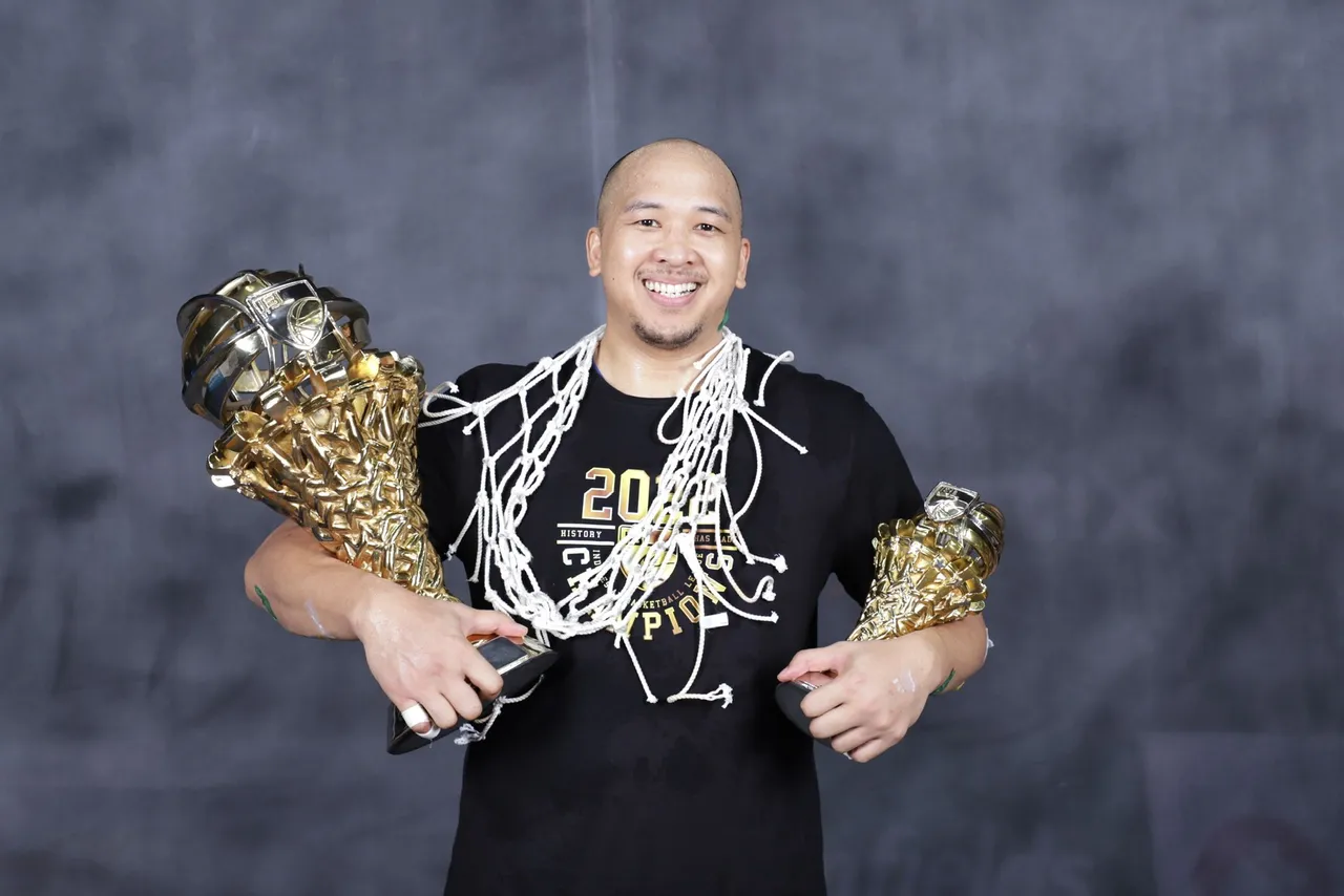Arki Dikania Wisnu Gantung Sepatu dari Basket