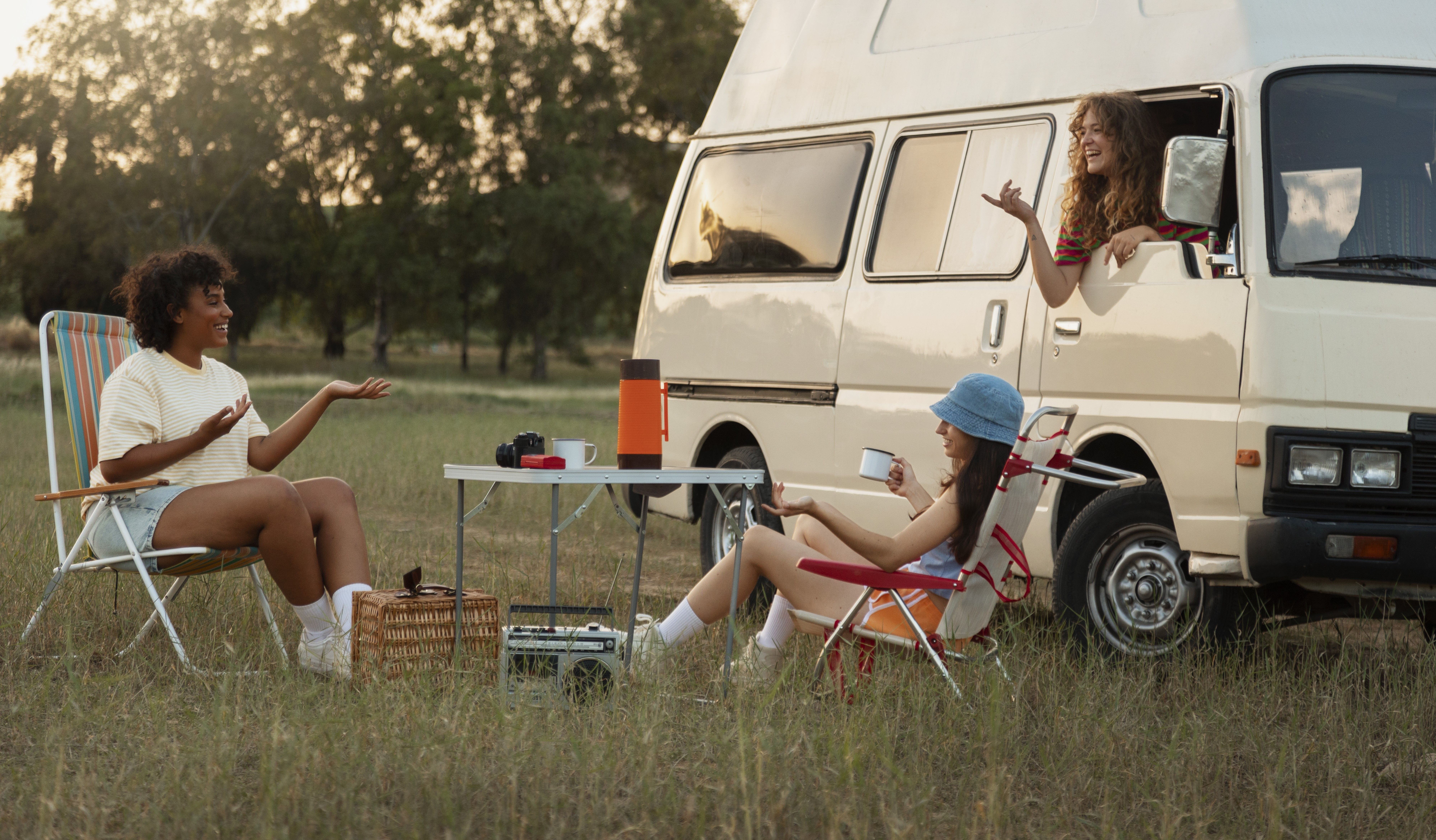 Piknik di Outdoor bersama teman di Campervan - FREEPIK