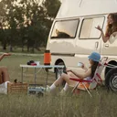 Piknik di Outdoor bersama teman di Campervan - FREEPIK - Piknik di Outdoor bersama teman di Campervan - FREEPIK