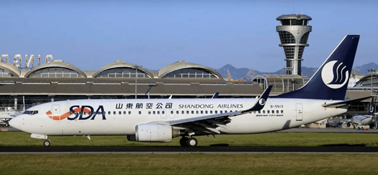 Ilustrasi pesawat komersial di Bandara Qingdao, China (tangkapan layar Youtube Flights In Asia)